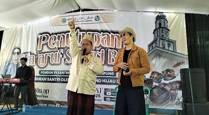 Ponpes Darul A’amal Metro Tutup Ta’aruf Hadirkan Vokalis Hijau Daun Dide Irawan Hibur Santri Baru